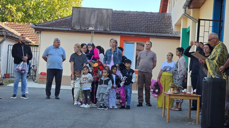 Preotul din satul Măguri a susținut o slujbă la începutul anului școlar. 
