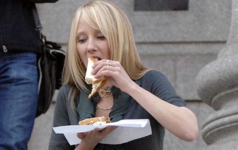Anne Heche înfulecă pe platouri de filmare