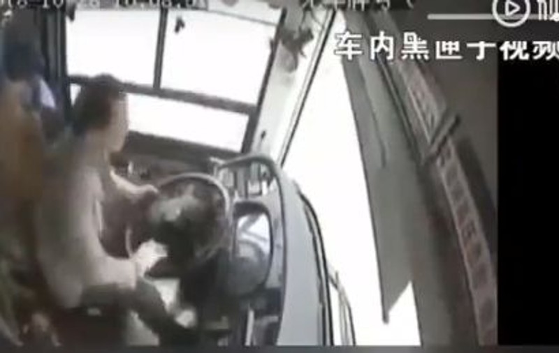 VIDEO | O femeie a provocat o tragedie după ce a început să-l bată pe șoferul de autobuz! 13 oameni au murit