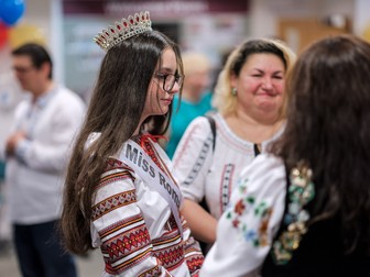 Larisa Stan, la petrecerea de Ziua Națională a României, Biserica Evanghelică engleză din Dunstable, UK. 1 decembrie 2021