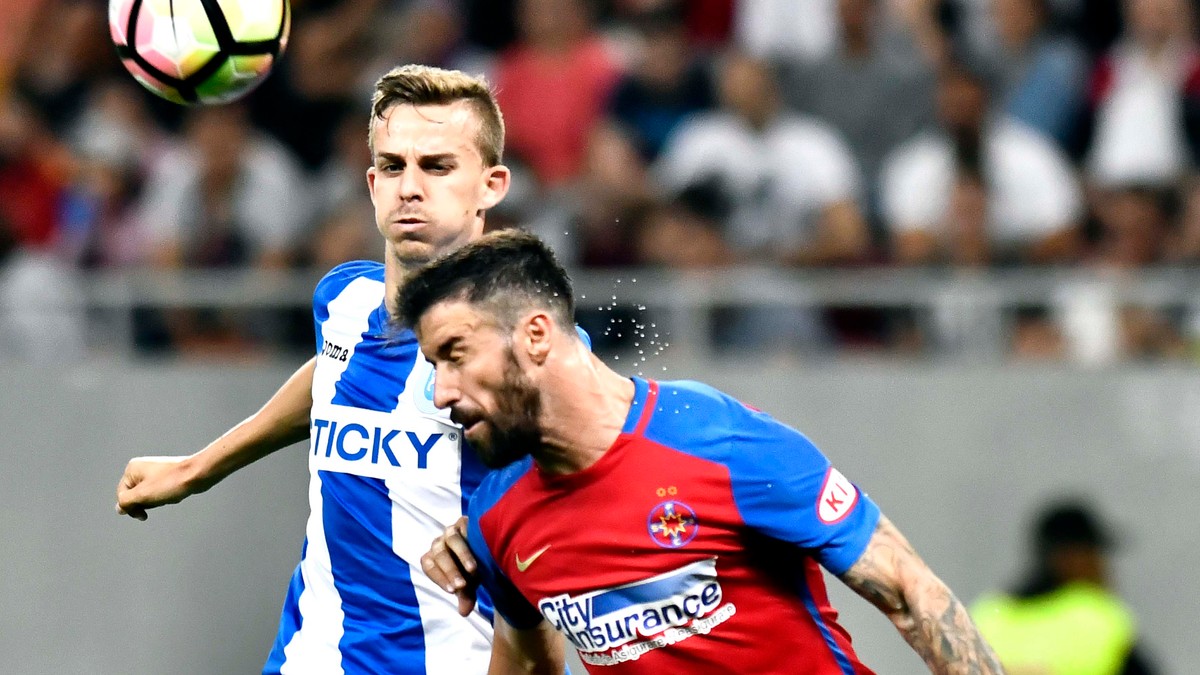 Nicusor Bancu si Gabriel Enache in meciul de fotbal dintre FCSB si CS Universitatea Craiova, disputat pe Arena Nationala in cadrul playoff-ului Ligii 1 Orange, sambata 13 mai 2017.Razvan Pasarica/SPORT PICTURES