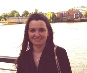 Românca avea o carieră în domeniul IT și a lucrat temporar în Marea Britanie, unde l-a cunoscut pe tatăl copilului