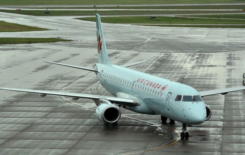 O canadiancă a fost abandonată în avion și s-a trezit singură în aeronava garată