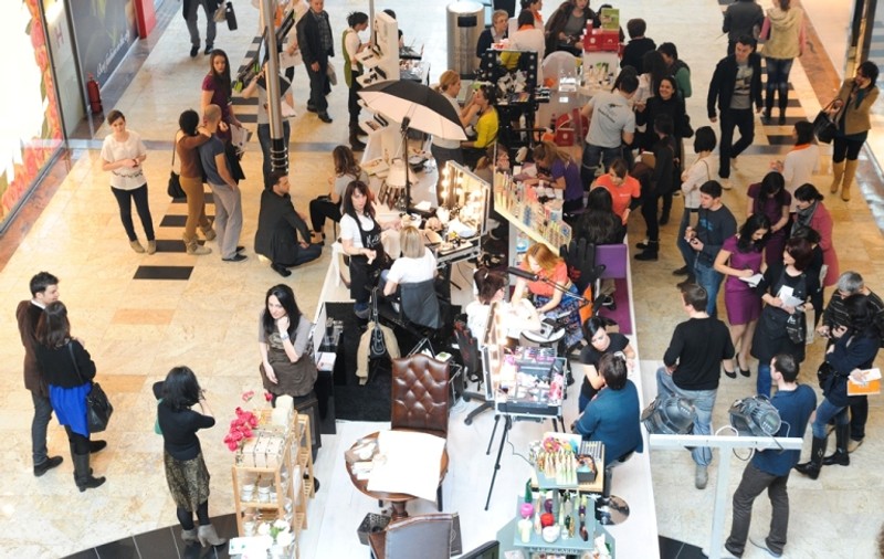 Sesiuni de machiaj la mall şi mucenici la târg!