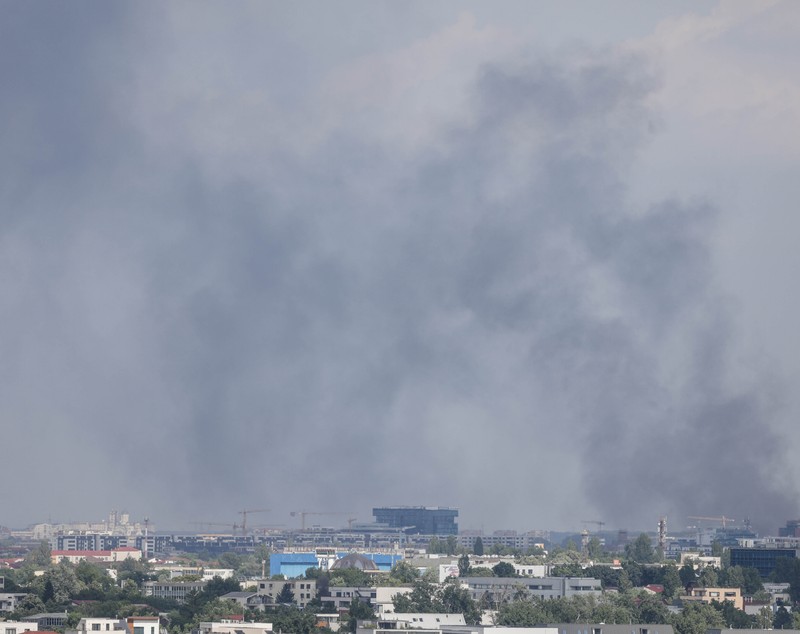 VIDEO | Incendiu masiv în nordul Capitalei, în zona Pipera. Un bloc în construcții, cuprins de flăcări