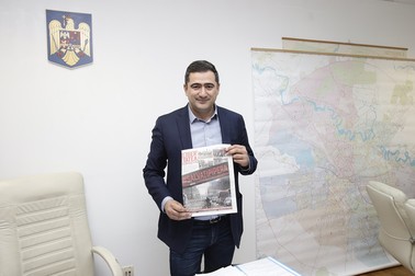 Viceprimarul Dan Cristian Popescu are în biroul său ziarele ”Libertatea de Pipera”
