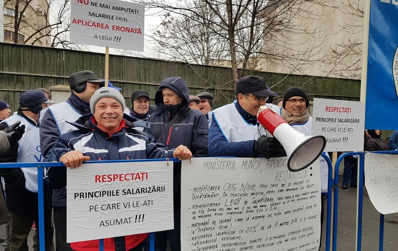 Federațiile sindicale anunță proteste ale salariaților din învățământ, luni, din cauza planurilor Guvernului de a îngheța salariile: „Ne-am săturat să fim umiliți”