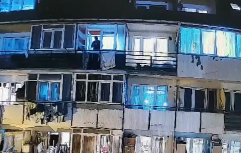 Primăria Pitești va evacua o familie dintr-un bloc social, deoarece a aruncat gunoi pe geam. Autoritățile au montat camere de supraveghere ca să afle cine face mizerie