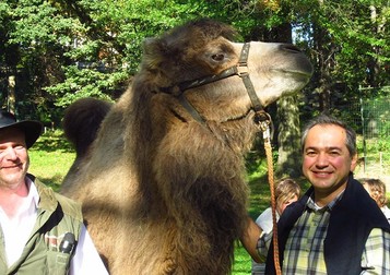 Octavian Ursu, fotografiat lângă o cămilă la Grădina Zoologică din Gorlitz. FOTO: octavian-ursu.de