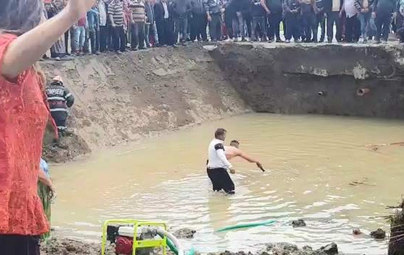 UPDATE: Doi copii s-au înecat într-o groapă săpată pentru o canalizare, în Bălteni. Frații nu au mai putut fi salvați