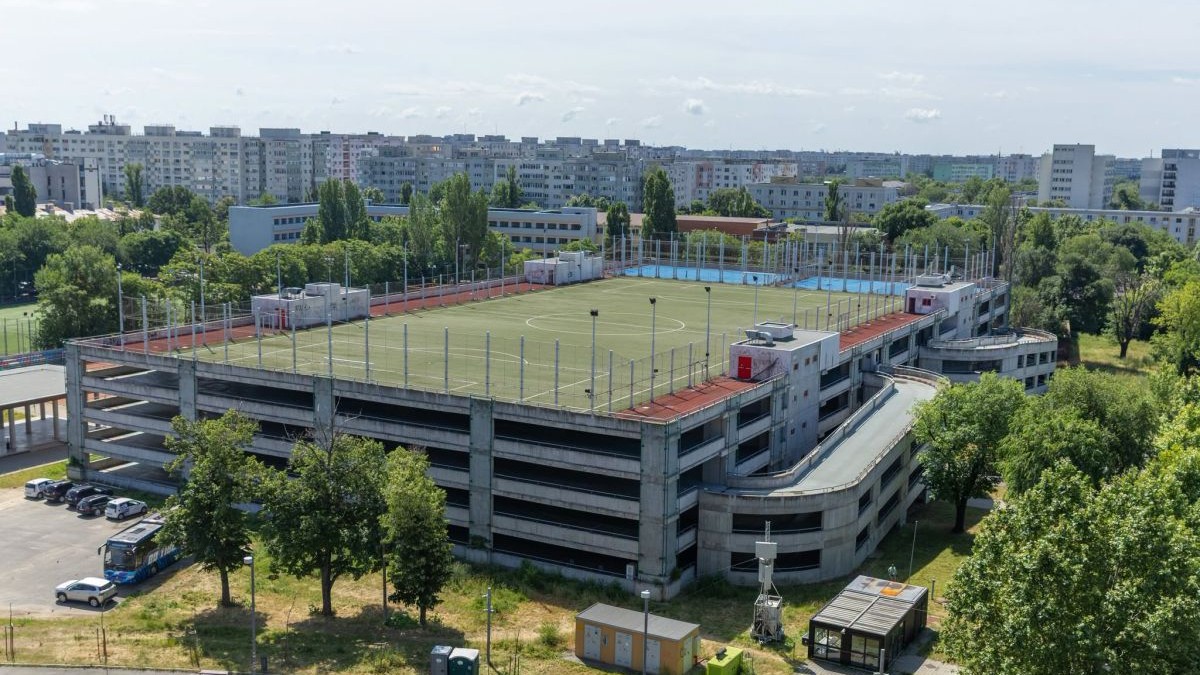 Parcarea de la Arena Națională din București pe care este amplasat un teren de fotbal, iunie 2026