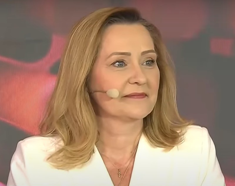 Reacția Andreei Raicu după ce Mirabela Grădinaru, partenera lui Nicușor Dan, s-a îmbrăcat în brandul ei: „Posibilă viitoare primă-doamnă”. Și Elena Lasconi a purtat o rochie creată de ea