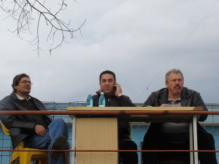 Imad Kassas (centru), patronul de la Metaloglobus, îl are mereu invitat la meciuri pe „fecesebistul” Duckadam (dreapta)