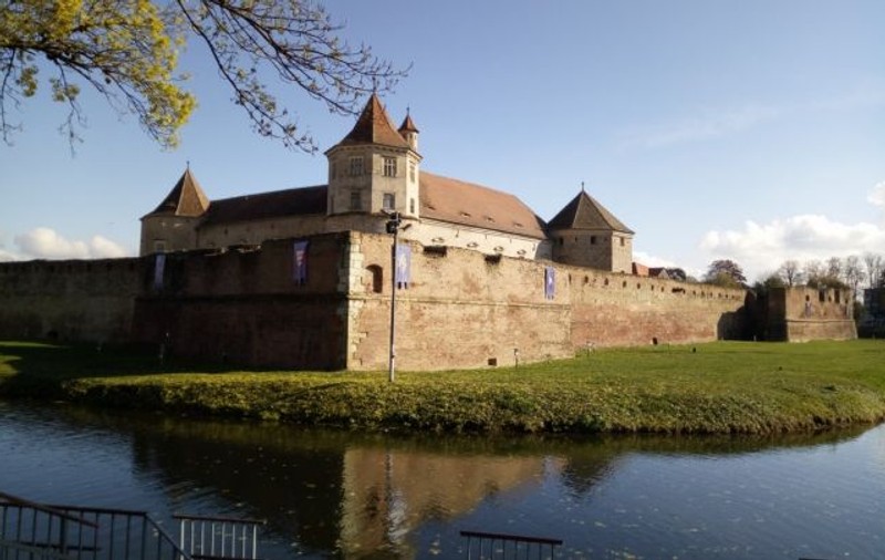Evenimente unice în Făgăraş: Concurs cu bărci pe lacul Cetăţii şi parada a 100 de femei îmbrăcate în ii vechi de o sută de ani