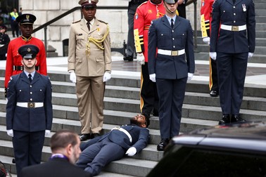 Un militar a leșinat în timpul Slujbei de Mulțumire de la Catedrala Sfântul Paul din Londra | Foto: EPA