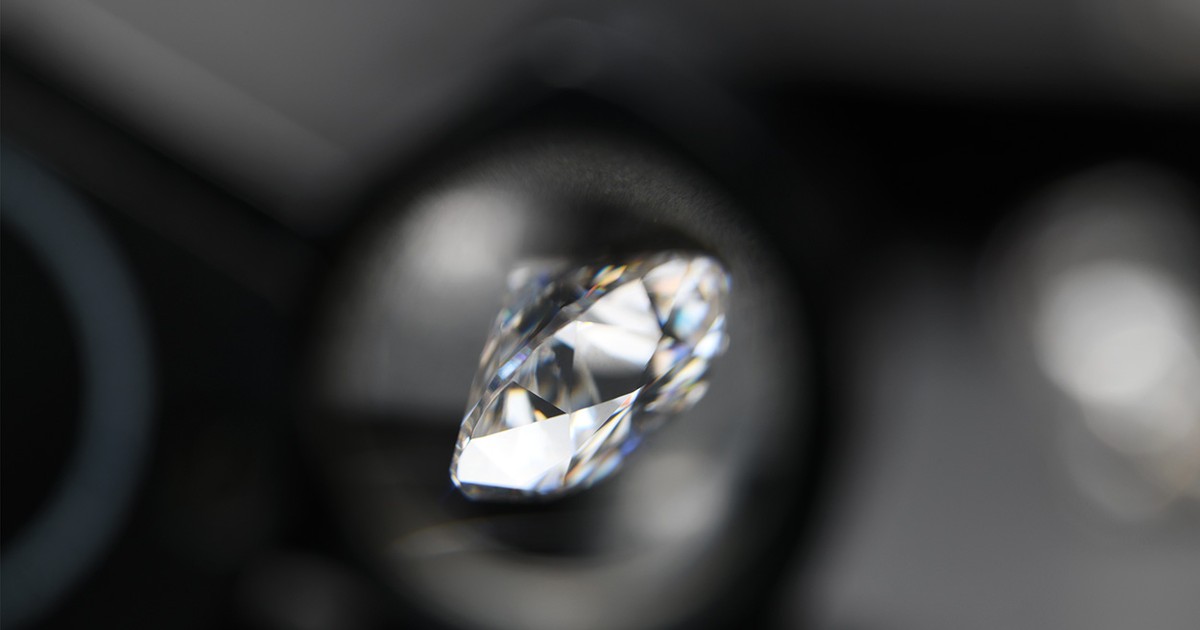 Un diamant privit printr-o lupă.
