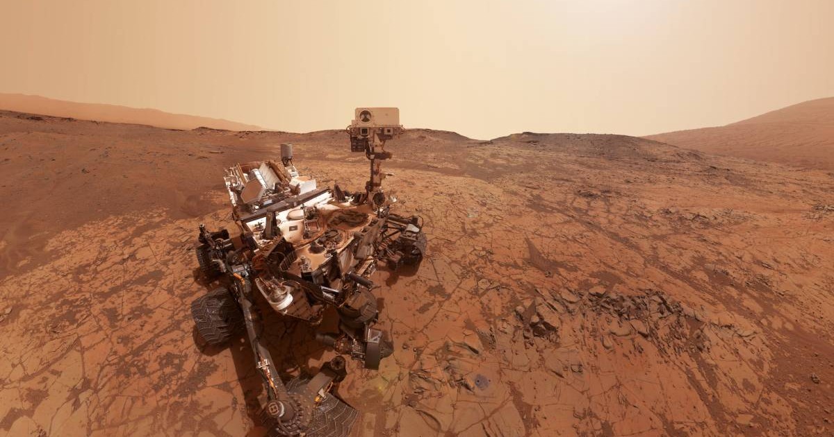 Rover NASA pe Marte explorează suprafața planetei. Elementele acestei imagini au fost furnizate de NASA în orice scop