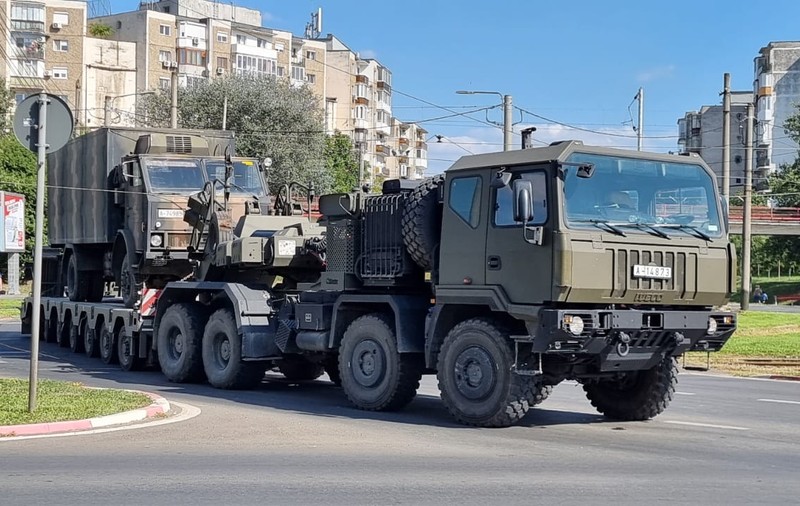 Un transport militar agabaritic a distrus rețeaua electrică și a pus la pământ un stâlp, blocând circulația tramvaielor într-un cartier din Arad