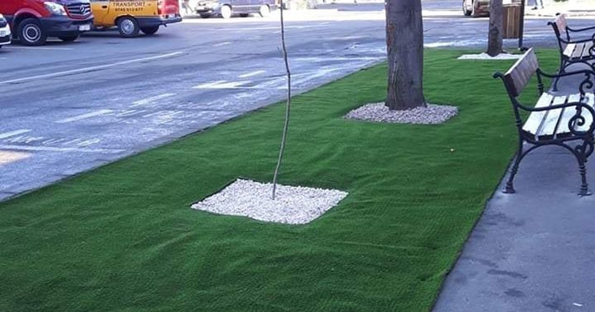 Primăria din Bacău a decorat străzile cu gazon...de plastic. Imagini absolut surprinzătoare cu găselnița care a revoltat locuitorii orașului