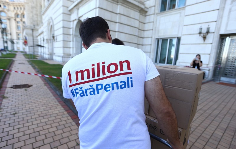 USR aduce la Parlament documentele semnate de susținătorii campaniei „Fără penali” / GALERIE FOTO