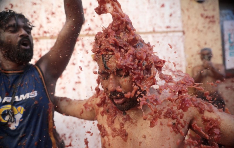20.000 de oameni s-au bătut cu 130 de tone de roșii, la tradiționalul festival Tomatina din Spania