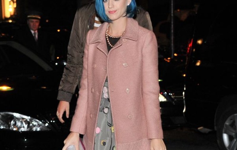 Katy Perry merge la terapeut pentru a-l uita pe Russell Brand. Vrea un bărbat matur