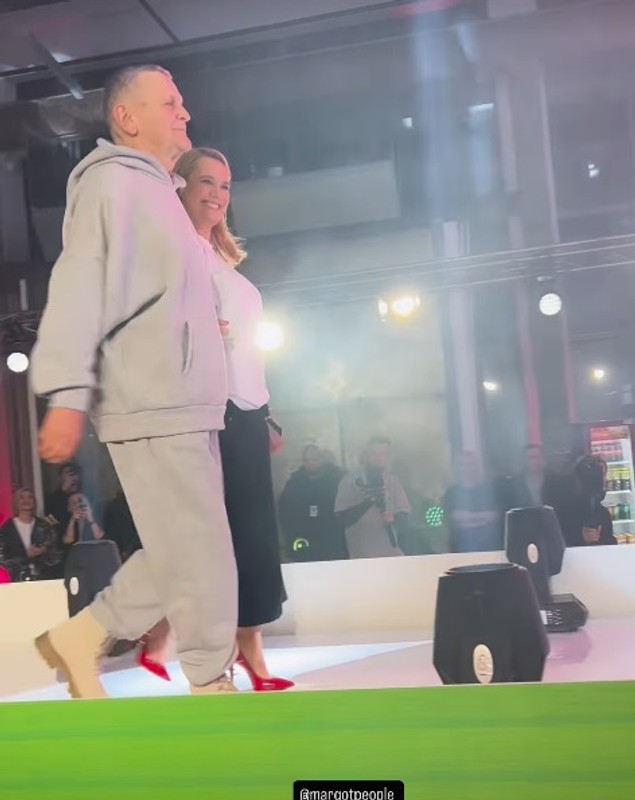Cum a apărut Andreea Esca pe podiumul de modă alături de tatăl ei, care are 86 de ani. Au defilat în hainele create de Alexia Eram