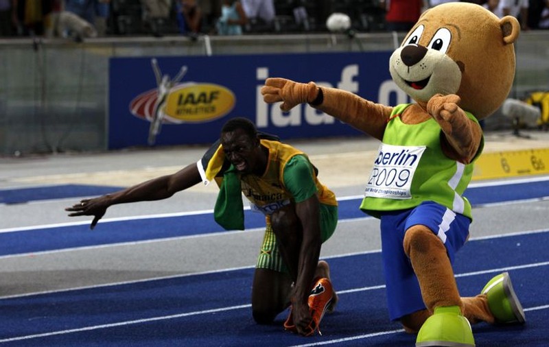Bolt a spulberat şi recordul mondial la 200 de metri