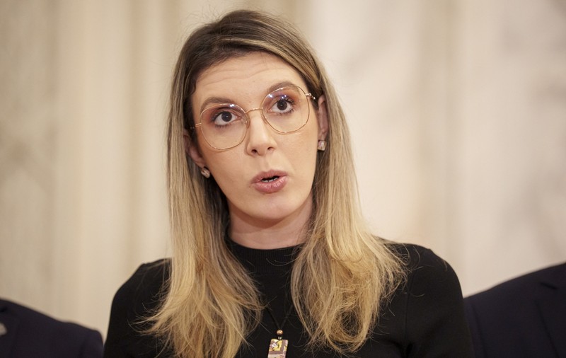 Diana Buzoianu s-a certat cu presa la Baia Mare, iar un consilier județean a fost scos de jandarmi din sală