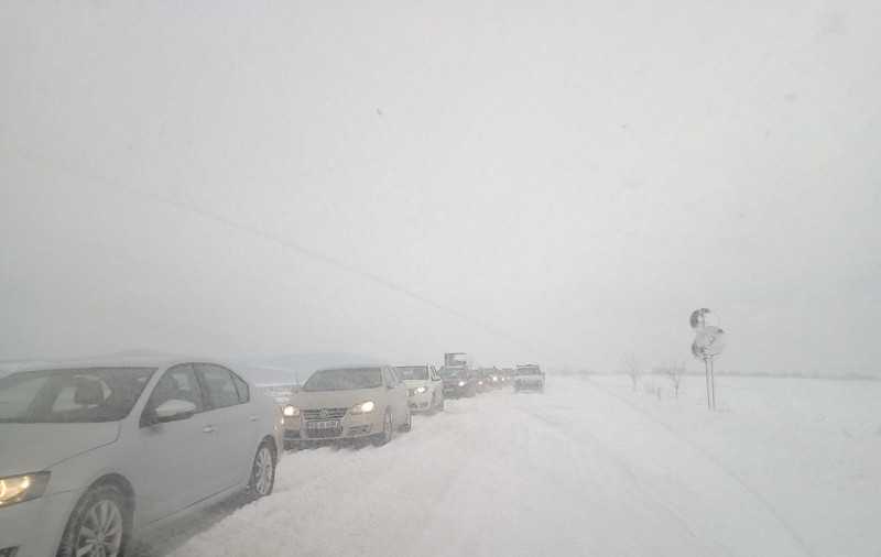 FOTO| Blocaj pe DN 24 Iași - Vaslui, la limita dintre județe, din cauza viscolului. S-au format cozi kilometrice de mașini