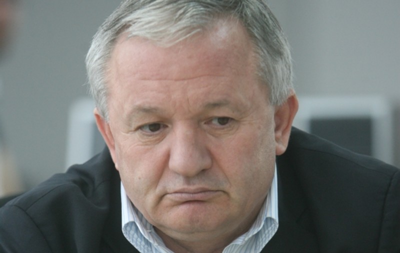 Adrian Porumboiu a descoperit că antrenorul de la CFR Cluj, Alin Minteuan, stă gard în gard cu "centralul" Robert Dumitru