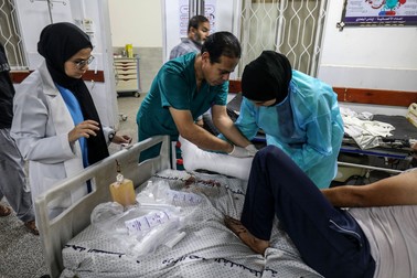 RAFAH, GAZA - OCTOBER 20: Injured Palestinians are brought to the En-Neccar hospital after the Israeli airstrikes which continues on its 14th day in Rafah, Gaza on October 20, 2023. Abed Rahim Khatib / Anadolu