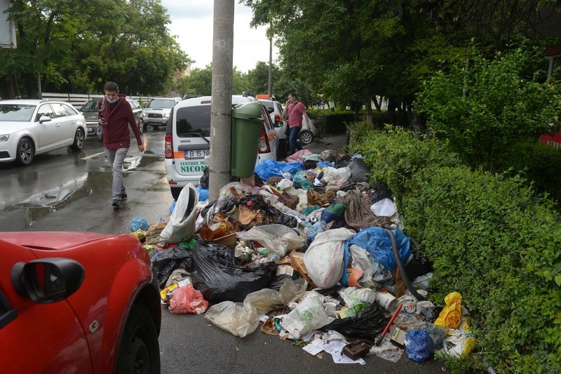 Munți de gunoaie pe strazile sectorului 1 din Capitală, fotografiați pe 15 iunie 2021 | Foto: Hepta