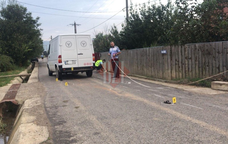 Doi copii au fost loviți de o dubă, când se jucau cu un skateborad. Unul a murit, altul e în comă