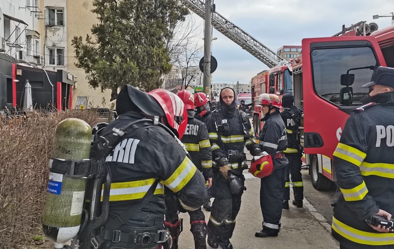 Incendiu într-un bloc din Iași. O persoană a fost găsită carbonizată, 13 locatari au fost evacuaţi de pompieri