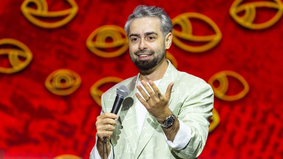 Radu Bucălae pe scena de la Sala Palatului, la spectacolul de stand-up comedy „Fool's night out - Scadalos 2025”