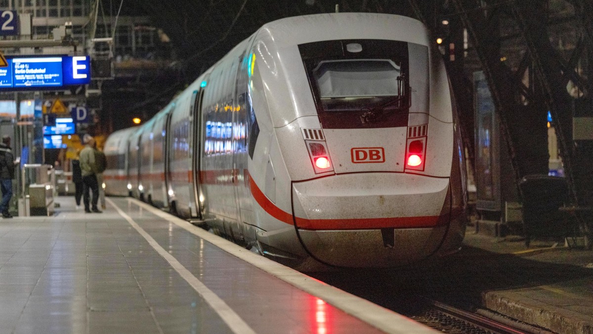 Tren in gara din Cologne, Germania