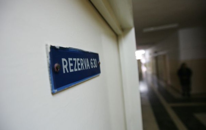 O pacientă, hărțuită într-un spital din Roman. S-a trezit cu brancardierul în pat