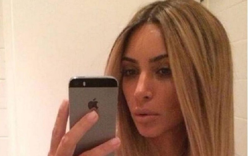 Poză incendiară! Kim Kardashian s-a dezbrăcat din nou! De data asta, alături de Emily Ratajkowski / FOTO ÎN ARTICOL