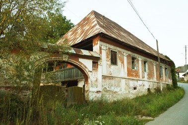 Casă părăsită pe strada principală din Roşia Montană(FOTO: Casa Petri Rosia Montana / Facebook)