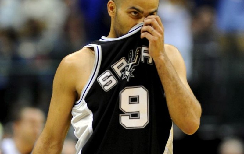 Jefuit, Tony Parker suspină după tricoul semnat de Michael Jordan 