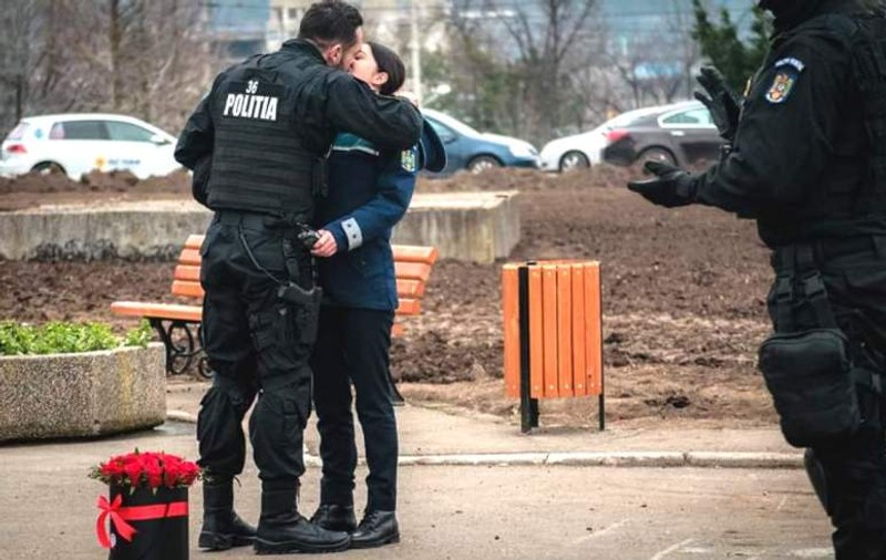 Cea mai nonconformistă cerere în căsătorie. O polițistă din Iași a avut parte de așa ceva chiar în timpul unei misiuni