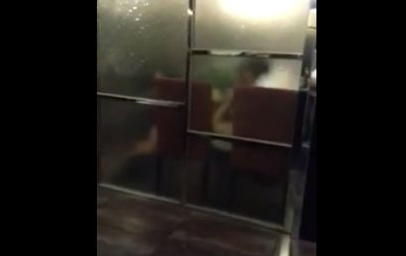 VIDEO Reacţia CIUDATĂ a unei ospătăriţe, când a văzut că doi clienţi fac sex în restaurant