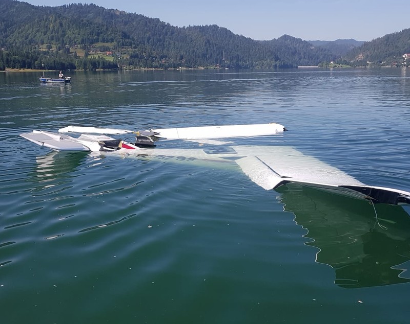 Un avion de mici dimensiuni cu doi oameni la bord s-a prăbușit în Lacul Colibiţa. Pilotul a murit