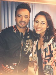 A fost super atmosferă latino în acest weekend în Capitală. La festivalul El Carrussel au cântat doi dintre cei mai în vogă artiști de muzică latino din lume, Maluma și Luis Fonsi. Andra, care a cântat și ea la festivalul care a avut loc în perioada 30 iunie-1 iulie la Romexpo, a publicat, pe internet, o imagine în care apare alături de Luis Fonsi, interpretul hitului despacito, care a cucerit întreaga lume. "Cine nu a ascultat măcar o dată Despacito? Felicitări, Luis Fonsi, pentru super recordul tău: cel mai vizionat videoclip al tuturor timpurilor pe Youtube! Mândra să te cunosc personal! ? #despacito", a scris Andra în dreptul fotografie cu Luis Fonsi. Postarea a adunat mii de like-uri în foarte scurt timp. Andra a dansat cu Maluma în culise La același festival, Andra s-a fotografiat și în compania artistului columbian Maluma. Artista a publicat, în mediul online, o înregistrare în care apare dansând cu foc cu Maluma, în culisele festivalului, sâmbătă. Filmarea i-a cucerit pe internauți, care au fost încântați să-i vadă pe cei doi mișcându-se pe ritmuri latino. <iframe src="https://www.facebook.com/plugins/video.php?href=https%3A%2F%2Fwww.facebook.com%2FAndraMusic%2Fvideos%2F2220982174582018%2F&show_text=0&width=267" width="267" height="476" style="border:none;overflow:hidden" scrolling="no" frameborder="0" allowTransparency="true" allowFullScreen="true"></iframe>