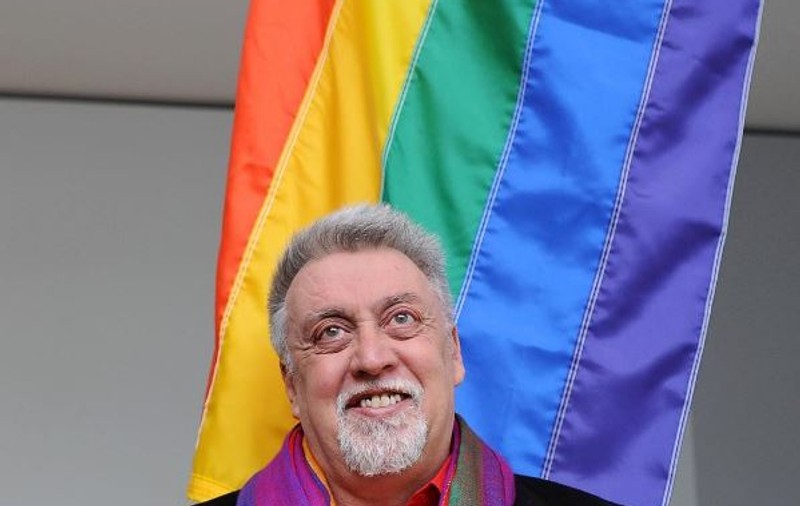 Gilbert Baker a murit la vârsta de 65 de ani. Artistul a creat steagul în culorile curcubeului, simbol al comunităţii LGBT