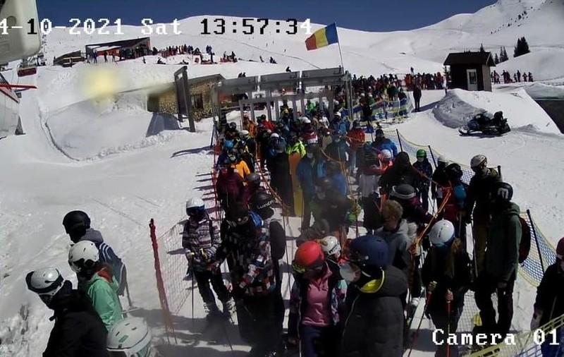Aglomerație la telegondola din Sinaia. Sute de turiști au stat la coadă pentru a urca la Cota 2000