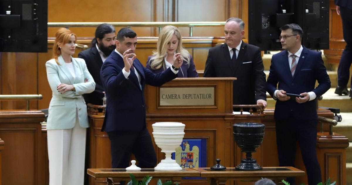 George Simion voteaza impotriva Guvernului Bolojan FOTO Dumitru Angelescu