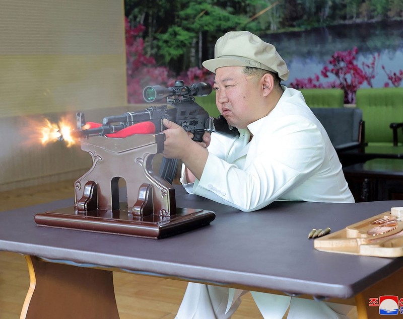 Kim Jong Un, fotografiat când trage cu arma. Liderul nord-coreean, în inspecție la fabricile de armament