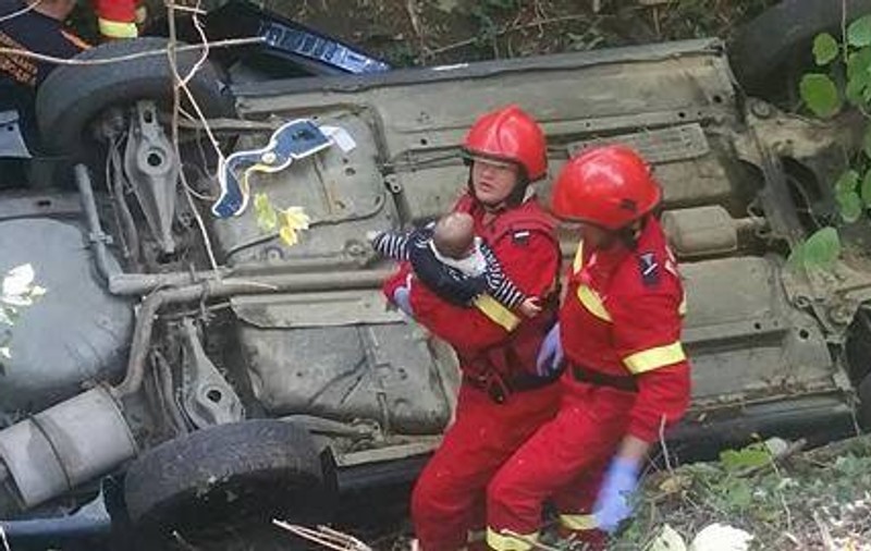 Doi copii și mama lor s-au prăbușit cu mașina într-o răpă la Deva. Un bebeluș, printre victimele salvate de pompieri